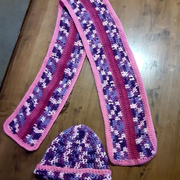 A crocheted hat and scarf set - Picture 7 of 7